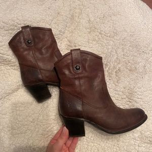 nwot FRYE “ Jackie Leather Button Short Booties “ - size 5.5